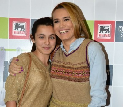 Andreea Esca, campiona la… strambaturi, alaturi de fiica ei! Andreea Esca, campiona la… strambaturi, alaturi de fiica ei!