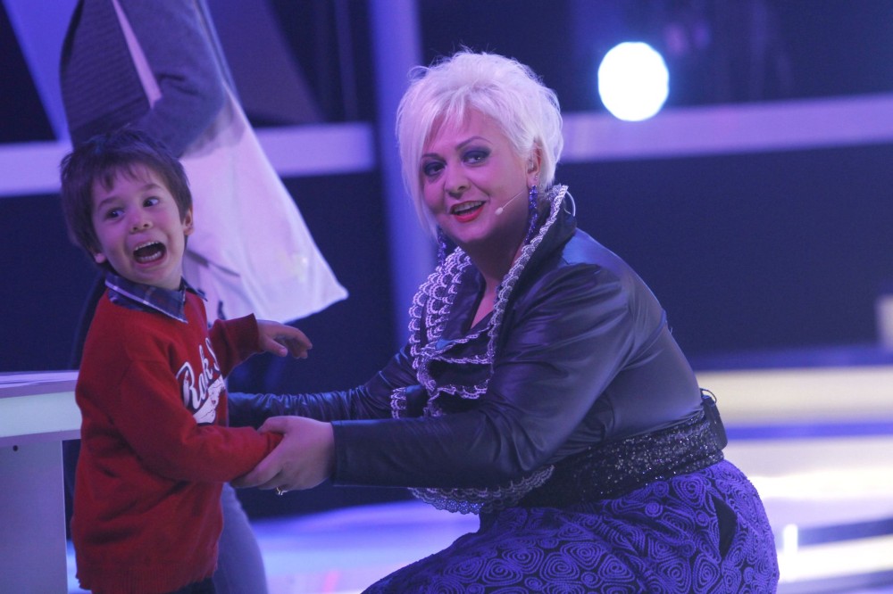 Monica Anghel, cu baietelul ei in culisele show-ului TE CUNOSC DE UNDEVA!