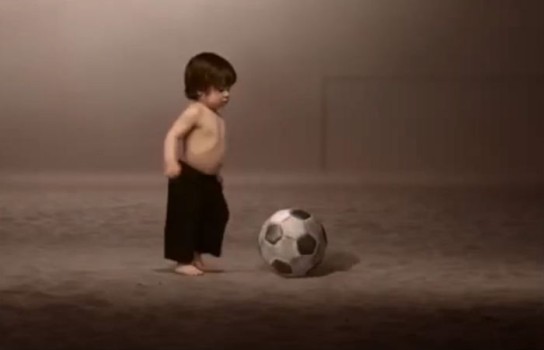 Baietelul Shakirei joaca fotbal cu un... elefant! Baietelul Shakirei joaca fotbal cu un... elefant!