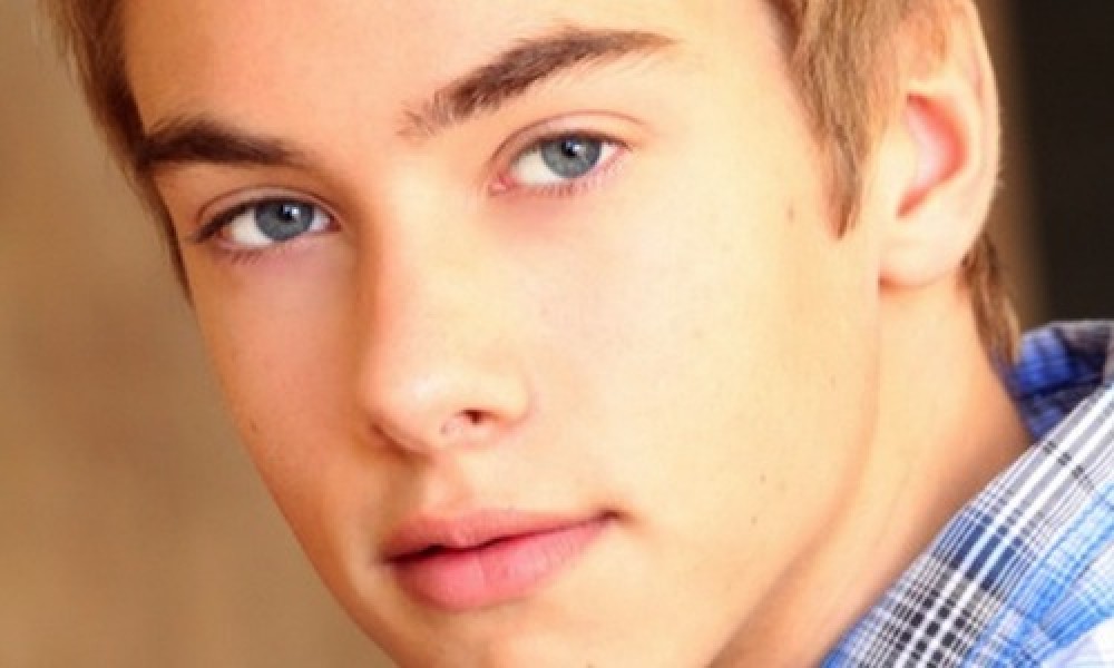 Austin North – Un actor cu lipici la fane! 