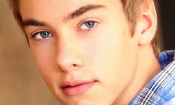Austin North – Un actor cu lipici la fane! 