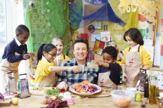 Pedepse culinare: Jamie Oliver pune ardei iute in mancarea copiilor Pedepse culinare: Jamie Oliver pune ardei iute in mancarea copiilor