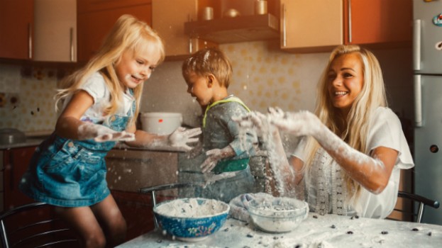Cum sa te joci GRATIS: 9 jocuri de interior pentru copii si parinti
