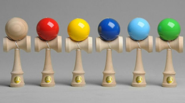 Kendama, noua atracţie pentru copii. De ce este mai benefică decât un smartphone