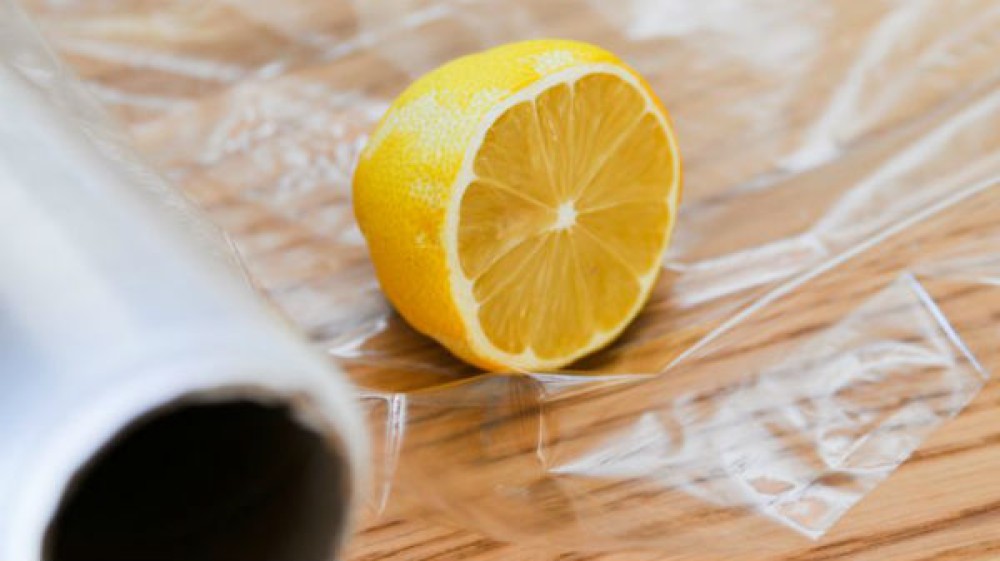Ce poţi face cu folia alimentară de plastic: întrebuinţări pentru copii