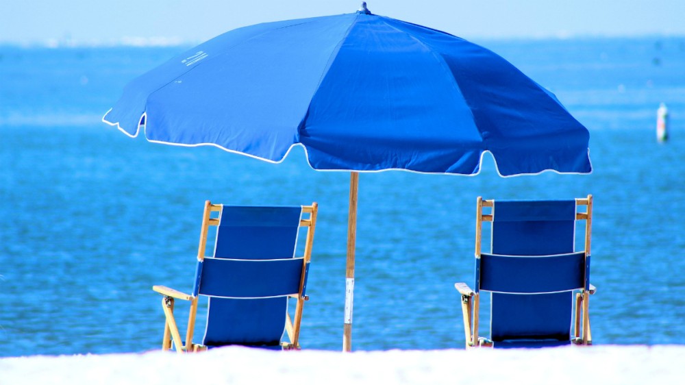 Soarele este periculos chiar şi sub umbrelă! Recomandările dermatologului