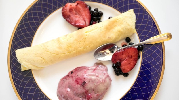 Clătite cu mascarpone, ricotta și miere. Rețeta fără zahăr și ulei
