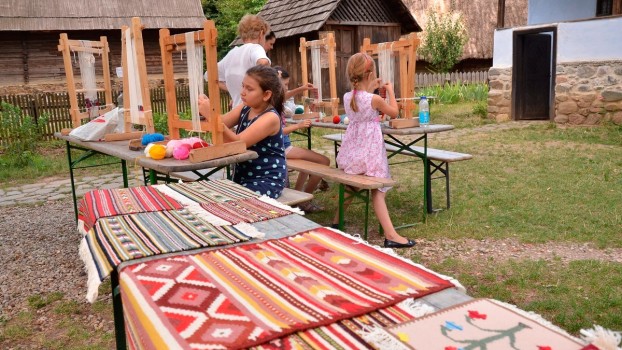 Începe tabăra de creaţie “Vara pe uliţă”, la Muzeul Satului