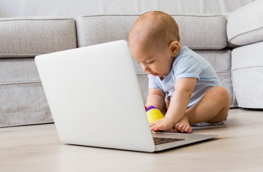 Când copilul strică laptopul: 3 măsuri pe care le poți aplica de urgență Când copilul strică laptopul: 3 măsuri pe care le poți aplica de urgență