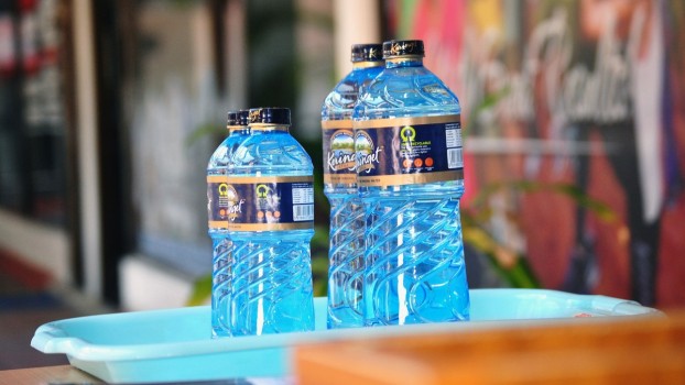Atenție la apa îmbuteliată în sticle de plastic! Cât de periculoase sunt aceste ambalaje?