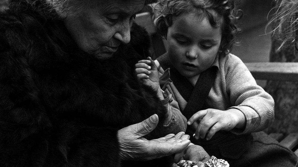 Cum poți deveni un părinte mai bun? 10 sfaturi de la Maria Montessori 