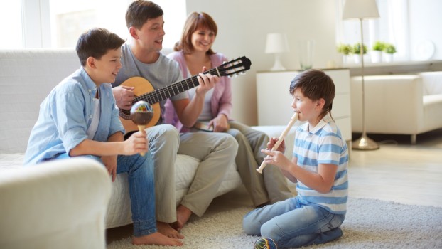 De ce ar trebui să învețe copii să cânte la un instrument muzical? 5 beneficii mai puțin cunoscute