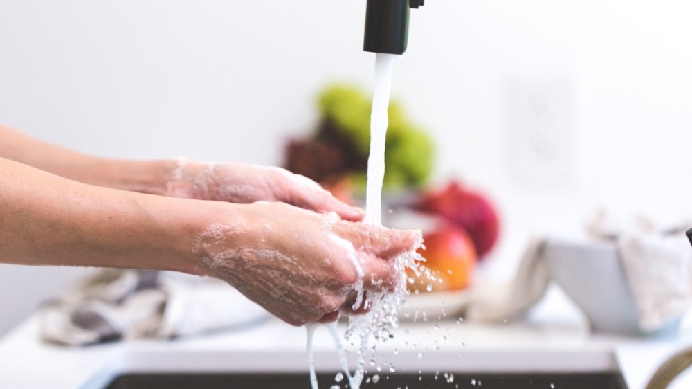 Cum îi convingem pe copii să se spele pe mâini? Experimentul genial al unei profesoare