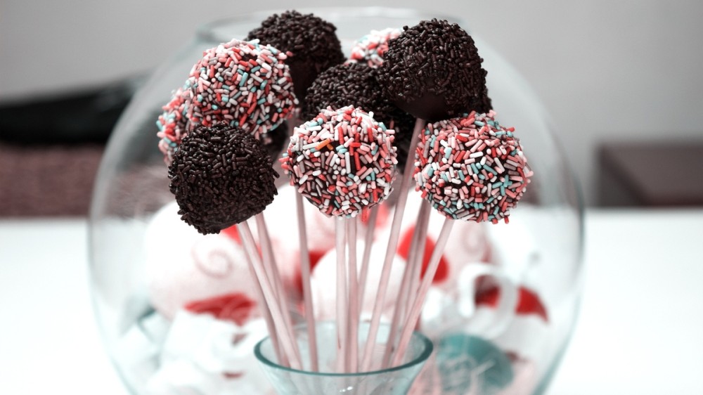 Prăjituri pe băț (Cake Pops). Desertul care nu trebuie să lipsească de la nicio petrecere