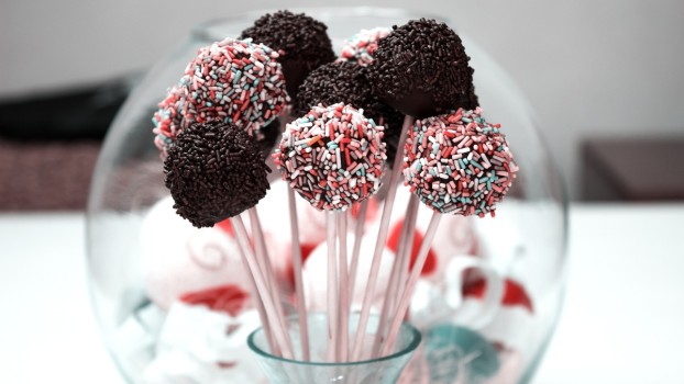 Prăjituri pe băț (Cake Pops). Desertul care nu trebuie să lipsească de la nicio petrecere