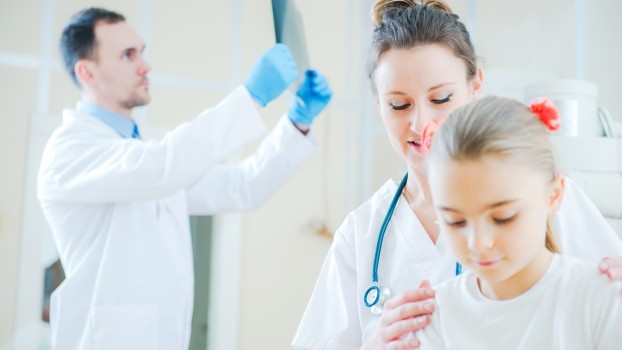 Când trebuie să mergi de urgență cu copilul la spital? Recomandările unui medic pediatru