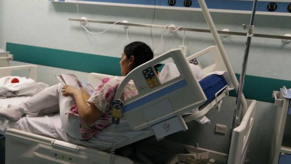 Bunătatea nu ține cont de etnie! Fotografia în care  o asistentă îi citește unei fetițe de etnie romă a devenit virală