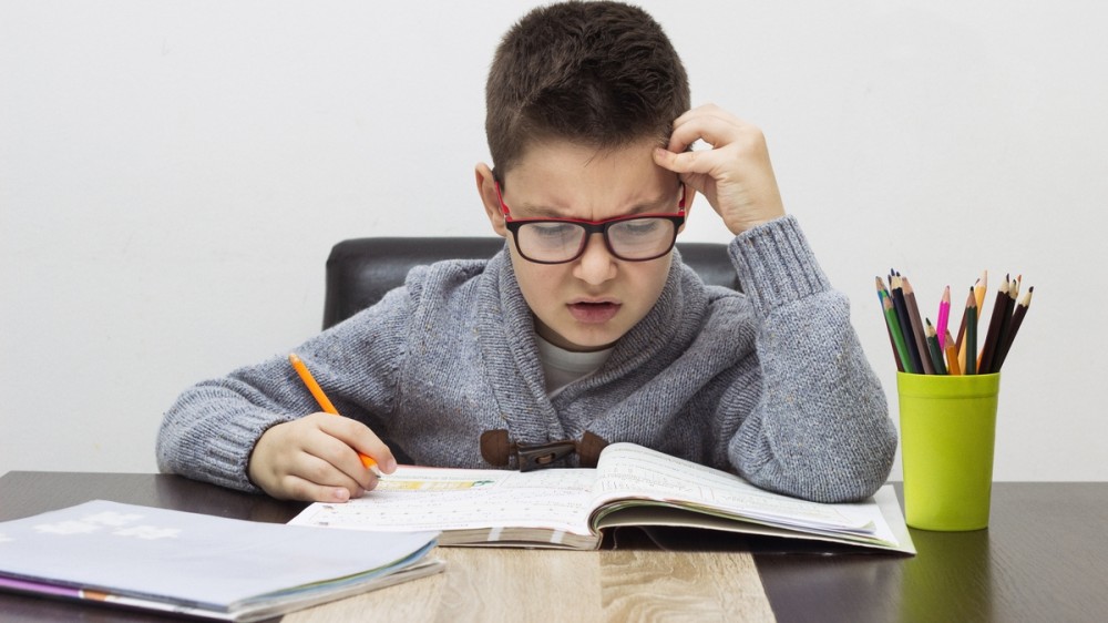 Peste 75% dintre părinţi şi elevi consideră că temele de acasă sunt multe şi obositoare