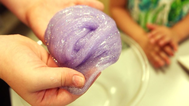 Avertisment pentru pasionații de slime: Aceste tip de plastilină  ar putea conţine o substanţă periculoasă!