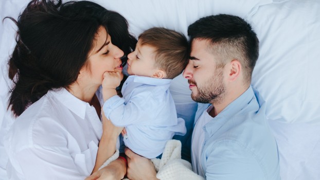 Recomandarea pediatrului: Copiii ar trebui să doarmă în pat cu mama lor până la vârsta de 3 ani