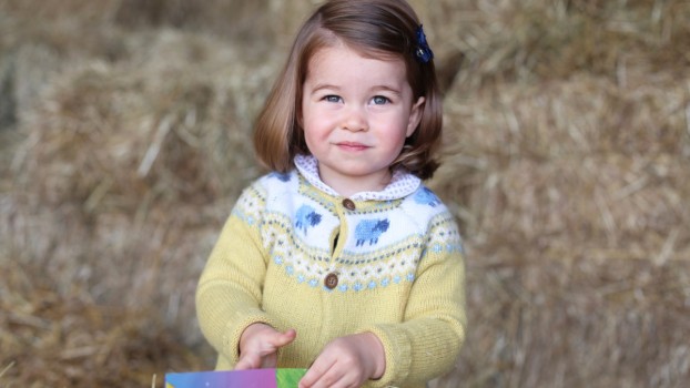 Prințesa Charlotte, într-o fotografie înduioșătoare alături de frățiorul ei, prințul Louis