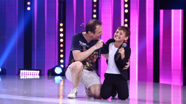 DaviN, fiul lui Călin Geambașu, bate la tobe și dansează ca Michael Jackson DaviN, fiul lui Călin Geambașu, bate la tobe și dansează ca Michael Jackson