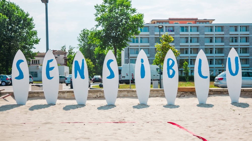 Distracție la superlativ și bronz fără griji pentru toat vârstele pe plaja Sensiblu