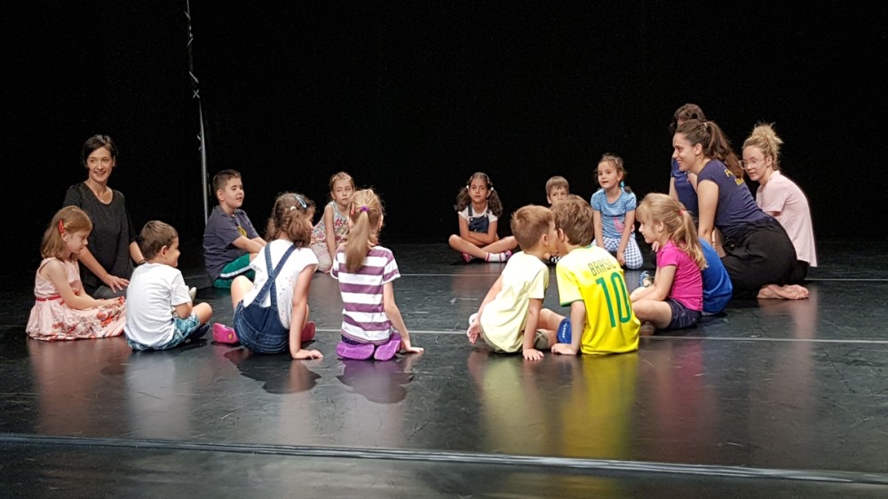 De ce este nevoie de ora de educație teatrală în școli? Pledoarie pentru jocurile teatrale