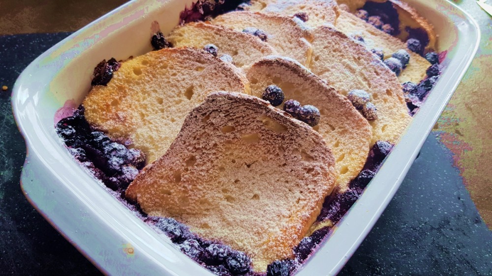 French Toast cu afine la cuptor. Rețeta perfectă pentru diminețile din weekend