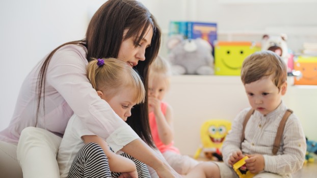 Cum alegi cea mai bună bonă / babysitter pentru prichindelul tău